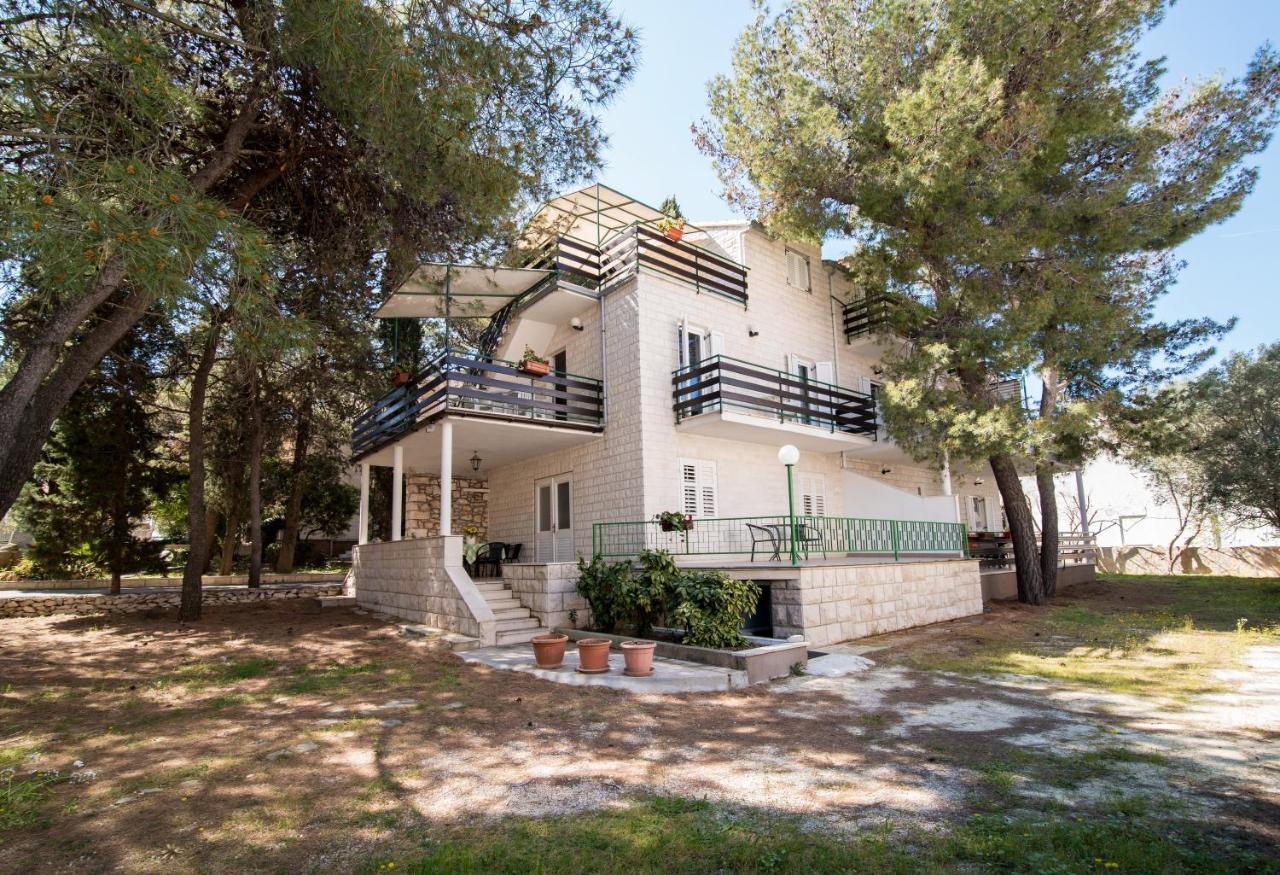 Apartments Pinija Supetar Buitenkant foto